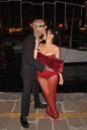 Portofino, ITALY  - Reality star Kourtney Kardashian has a moment with soon-to-be husband Travis Barker after dinner in Portofino.Pictured: Kourtney Kardashian, Travis BarkerBACKGRID USA 20 MAY 2022 BYLINE MUST READ: VERONESI / BACKGRIDUSA: +1 310 798 9111 / usasales@backgrid.comUK: +44 208 344 2007 / uksales@backgrid.com*UK Clients - Pictures Containing ChildrenPlease Pixelate Face Prior To Publication*
