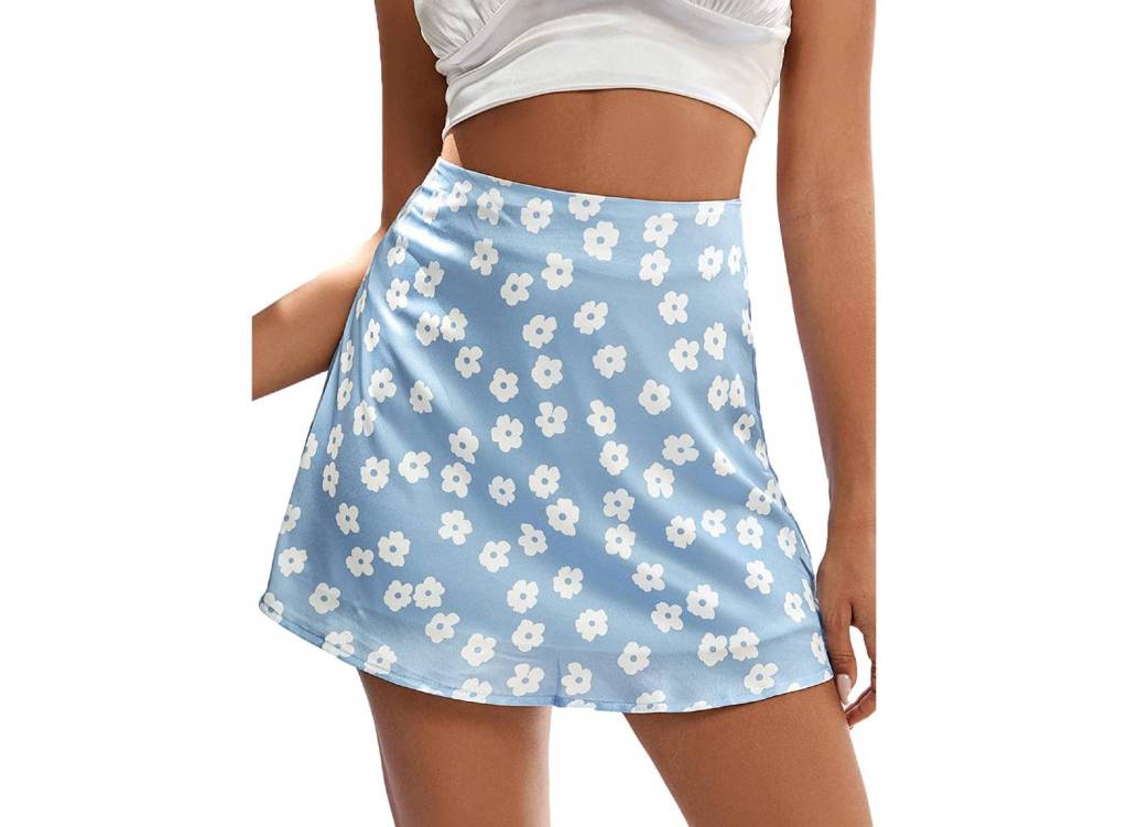 Woman wearing LYANER blue and white floral high-waisted mini skirt with cropped white shirt