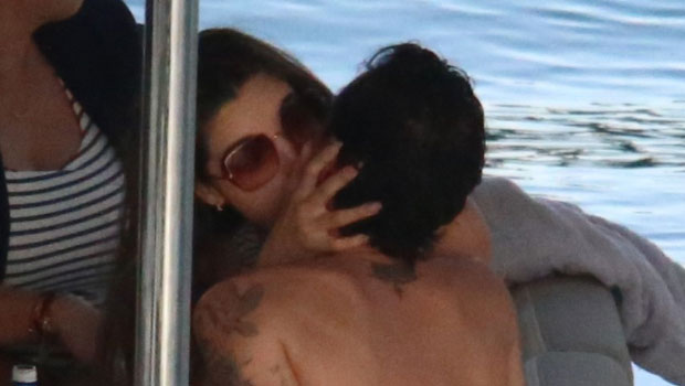 Marc Anthony & fiancé Nadia Ferreira kissing on yacht in Miami: Photo – Hollywood Life