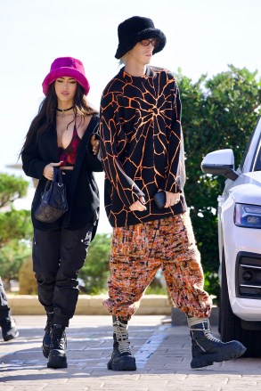 Beryl TV megan-fox-mgk-backgrid Megan Fox & Machine Gun Kelly Wear Furry Bucket Hats: Photos – Hollywood Life Entertainment 