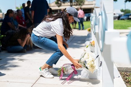 Sussex Düşesi Meghan Markle, bu hafta Uvalde, Texas'ta ilkokulda düzenlenen silahlı saldırıda öldürülen kurbanlar için bir anma alanına çiçek bırakıyor, Texas Texas School Shooting, Uvalde, Amerika Birleşik Devletleri - 26 Mayıs 2022