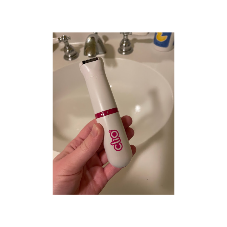 a hand holding the clio palmperfect bikini trimmer