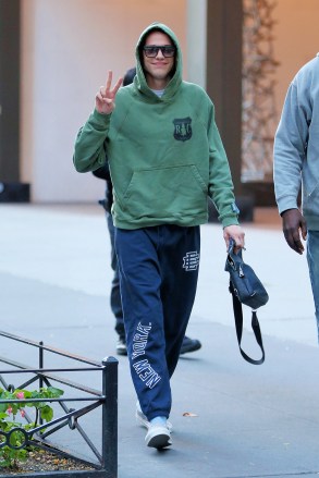 Pete Davidson flashes the peace sign and gives a thumbs up as he leaves the 'Bupkis' set in New York City.  Pictured: Pete Davidson Ref: SPL5495452 181022 NON-EXCLUSIVE Picture by: Christopher Peterson / SplashNews.com Splash News and Pictures USA: +1 310-525-5808 London: +44 (0)20 8126 1009 Berlin: +49 175 3764 166 photodesk@splashnews.com World Rights