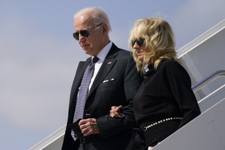 Başkan Joe Biden ve First Lady Jill Biden, San Antonio, Texas Biden Texas School Shooting, San Antonio, Amerika Birleşik Devletleri'ndeki toplu çekim kurbanlarına saygılarını sunmak için Robb İlköğretim Okulu'nu ziyaret etmeden önce JASA-Kelly Havaalanına geliyorlar - 29 Mayıs 2022