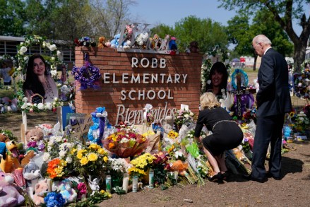 Presiden Joe Biden dan ibu negara Jill Biden mengunjungi Robb Elementary School untuk memberikan penghormatan kepada para korban penembakan massal, di Ulvade, Texas Biden Texas School Shooting, Ulvade, Amerika Serikat - 29 Mei 2022