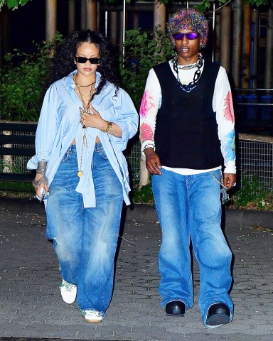 New York, NY - *EXCLUSIVE* - Mommy and Daddy need a break! Rihanna and ASAP Rocky are spotted enjoying a 4 am stroll without their new bundle of joy. The two enjoyed a detour through the park by the water in New York.Pictured: Rihanna, ASAP RockyBACKGRID USA 7 AUGUST 2022 BYLINE MUST READ: PapCulture / BACKGRIDUSA: +1 310 798 9111 / usasales@backgrid.comUK: +44 208 344 2007 / uksales@backgrid.com*UK Clients - Pictures Containing ChildrenPlease Pixelate Face Prior To Publication*