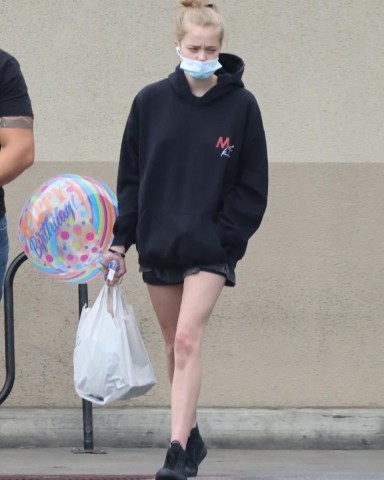 Los Feliz, CA  - *EXCLUSIVE*  - Angelina Jolie's 16-year-old daughter Shiloh is joined by a bodyguard to buy a birthday gift out in Los Feliz.  Pictured: Shiloh Jolie Pitt  BACKGRID USA 30 JULY 2022   USA: +1 310 798 9111 / usasales@backgrid.com  UK: +44 208 344 2007 / uksales@backgrid.com  *UK Clients - Pictures Containing Children Please Pixelate Face Prior To Publication*