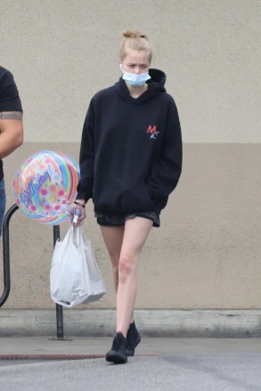 Los Feliz, CA  - *EXCLUSIVE*  - Angelina Jolie's 16-year-old daughter Shiloh is joined by a bodyguard to buy a birthday gift out in Los Feliz.Pictured: Shiloh Jolie PittBACKGRID USA 30 JULY 2022 USA: +1 310 798 9111 / usasales@backgrid.comUK: +44 208 344 2007 / uksales@backgrid.com*UK Clients - Pictures Containing ChildrenPlease Pixelate Face Prior To Publication*