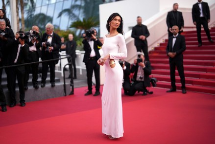 Bella Hadid berpose untuk fotografer saat tiba di pemutaran perdana film 'Broker di festival film internasional ke-75, Cannes, Prancis selatan Cannes 2022 Broker Red Carpet, Cap D'antibes, Prancis - 26 Mei 2022