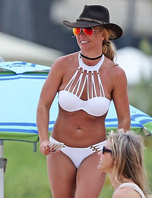 Britney Spears shows off her great tan and a toned physic in a white hot bikini on the beach in Hawaii.Pictured: Britney SpearsRef: SPL1331259 050816 NON-EXCLUSIVEPicture by: SplashNews.comSplash News and PicturesLos Angeles: 310-821-2666New York: 212-619-2666London: 0207 644 7656Milan: 02 4399 8577photodesk@splashnews.comWorld Rights