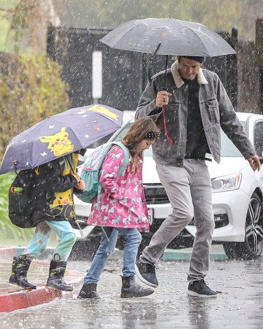 Los Angeles, CA  - *EXCLUSIVE* Ashton Kutcher tries to stay dry during a school run on a rainy day in Los AngelesPictured: Ashton KutcherBACKGRID USA 10 MARCH 2023 USA: +1 310 798 9111 / usasales@backgrid.comUK: +44 208 344 2007 / uksales@backgrid.com*UK Clients - Pictures Containing ChildrenPlease Pixelate Face Prior To Publication*