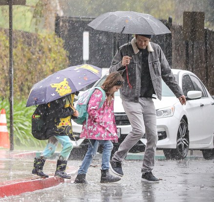 LOS ANGELES, CA - *SPECIAL* Ashton Kutcher tries to stay dry while going to school on a rainy Los Angeles day. Photo: Ashton Kutcher BACKGRID USA March 10, 2023. USA: +1 310 798 9111 / usasales@backgrid.com  United Kingdom: + 44 208 344 2550 / uksales@backgrid.com  *UK customers - pictures with children  Please create a face image before publishing*