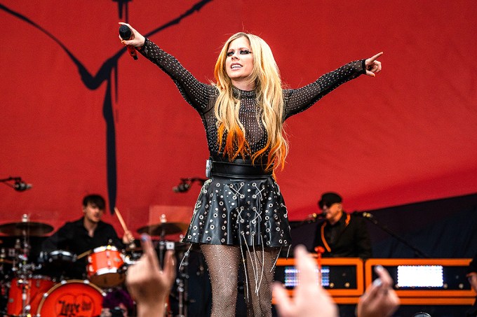 Avril Lavigne Plays With Machine Gun Kelly