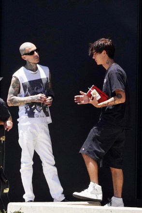 Calabasas, CA  - *EXCLUSIVE*  - Travis Barker is greeted by friends and employees as he makes a quick stop at his Calabasas recording studio, after a recent health scare and hospitalization.Pictured: Travis BarkerBACKGRID USA 11 JULY 2022 USA: +1 310 798 9111 / usasales@backgrid.comUK: +44 208 344 2007 / uksales@backgrid.com*UK Clients - Pictures Containing ChildrenPlease Pixelate Face Prior To Publication*