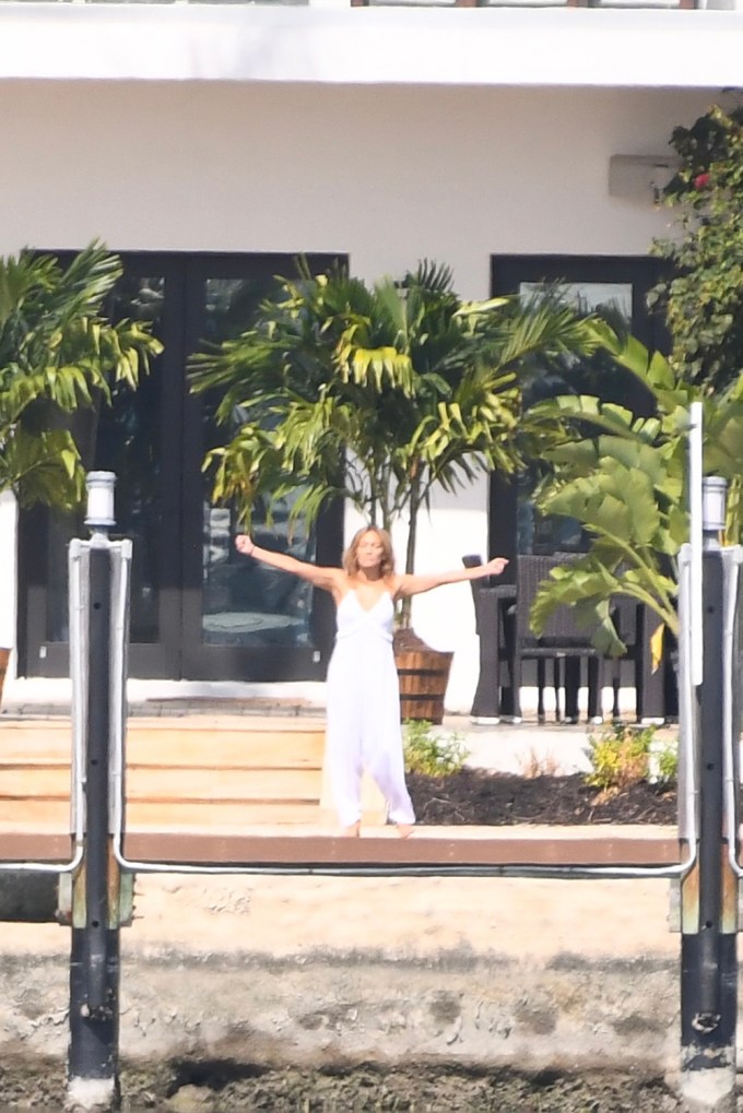 Jennifer Lopez Stretches