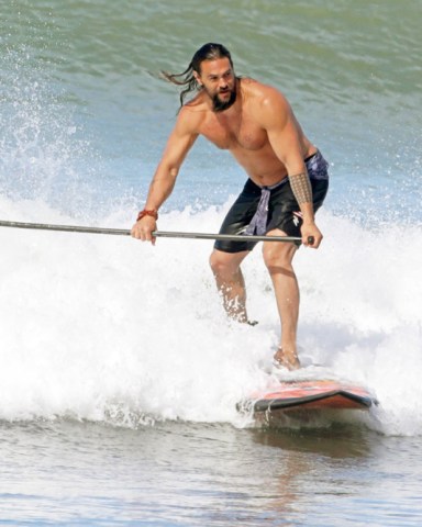 EXCLUSIVE: Aquaman star Jason Momoa star shows off his ripped body as he goes surfing in Hawaii. 13 Dec 2021 Pictured: Jason Momoa. Photo credit: MEGA TheMegaAgency.com +1 888 505 6342 (Mega Agency TagID: MEGA813815_001.jpg) [Photo via Mega Agency]