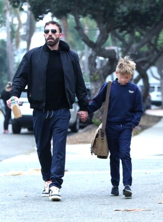 Santa Monica, CA - Actor Ben Affleck takes his son Samuel to school in the morning in Santa Monica.  Pictured: Ben Affleck BACKGRID USA 14 OCTOBER 2022 USA: +1 310 798 9111 / usasales@backgrid.com UK: +44 208 344 2007 / uksales@backgrid.com *UK Customers - Images Containing Children Please Public Face too pixel*