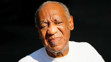 Bill Cosby, Playboy Malikanesi'nde Cinsel Saldırıda Bulunan Gençten Suçlu Bulundu – Hollywood Life