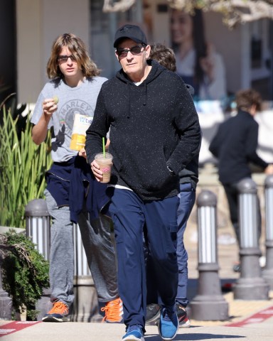 Malibu, CA  - *EXCLUSIVE*  - Charlie Sheen takes his sons Max and Bob for smoothies in Malibu.Pictured: Charlie SheenBACKGRID USA 28 MARCH 2023 USA: +1 310 798 9111 / usasales@backgrid.comUK: +44 208 344 2007 / uksales@backgrid.com*UK Clients - Pictures Containing ChildrenPlease Pixelate Face Prior To Publication*