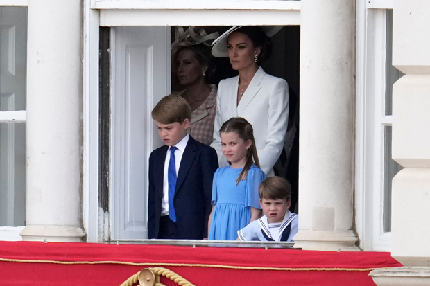 Prenses Charlotte, Prens Louis'in Renkleri Birleştiren Elini Patlatıyor – Hollywood Life