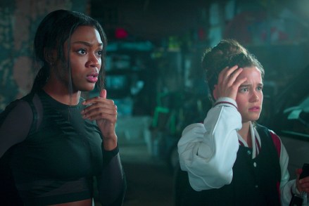 Pembunuhan Pertama.  (kiri ke kanan) Imani Lewis sebagai Calliope Burns, Sarah Catherine Hook sebagai Juliette Fairmont di episode 104 First Kill.  Kr.  Courtesy of Netflix © 2022