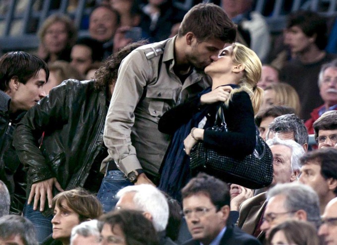 Shakira & Gerard Pique Kiss In The Bleachers