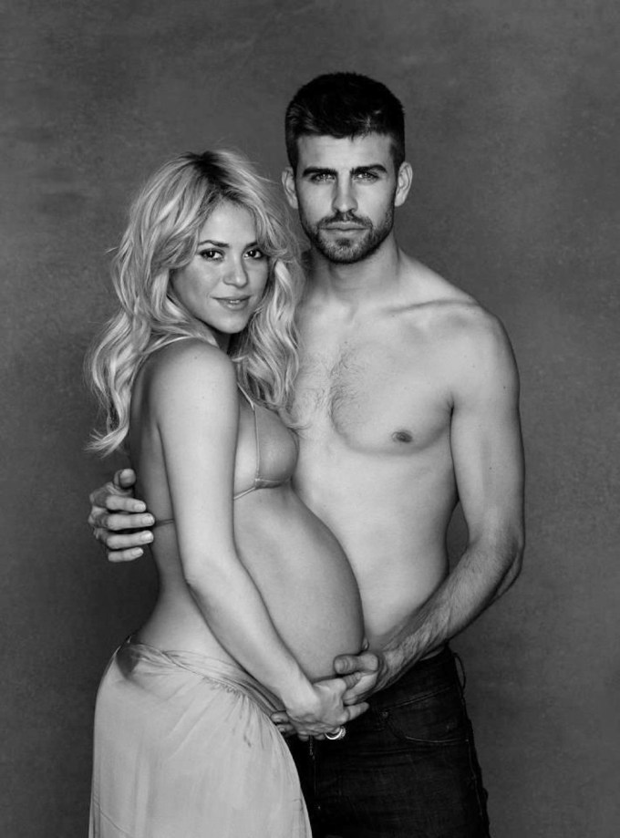 Shakira & Gerard Pique Pose For A Pregnancy Photo