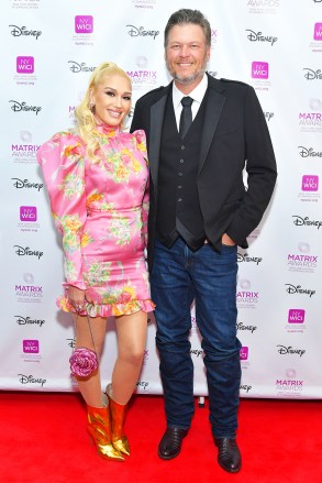 Gwen Stefani 和 Blake Shelton NYWICI 的 Matrix Awards，抵达美国纽约 - 2022 年 10 月 26 日