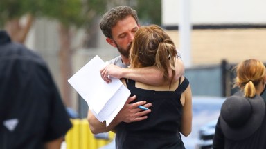 Jennifer Lopez, Matt Damon ve His & Matt Damon'ın Filminin Setinde Ben Affleck'i Öpüyor – Hollywood Life