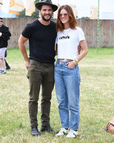 Glastonbury, UNITED KINGDOM  - Kit Harington and his wife Rose Leslie spotted at the Glastonbury Festival, Glastonbury, Somerset, UK.  Pictured: Kit Harington - Rose Leslie  BACKGRID USA 24 JUNE 2022   USA: +1 310 798 9111 / usasales@backgrid.com  UK: +44 208 344 2007 / uksales@backgrid.com  *UK Clients - Pictures Containing Children Please Pixelate Face Prior To Publication*