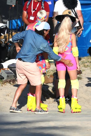 Venice, CA - Margot Robbie shoots a scene for 'Barbie' where she punches a handy frat boy in the face after he slapped her behind.  Pictured: Margot Robbie, Ryan Gosling BACKGRID USA 28 JUNE 2022 USA: +1 310 798 9111 / usasales@backgrid.com UK: +44 208 344 2007 / uksales@backgrid.com * UK Clients - Pictures Containing Children Please Pixelate Face Prior To Publication *