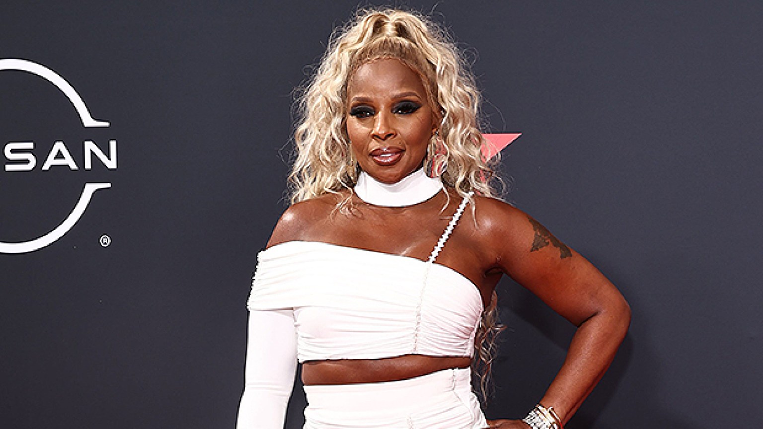 Mary J Blige At Bet Awards 2022 Photos Of Her White Crop Top Dress Hollywood Life