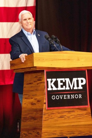 Başkan Yardımcısı Mike Pence, Ara Dönem seçimlerinden bir gün önce destekçileriyle konuşuyor.  Başkan Yardımcısı Mike Pence, ara seçimden bir gün önce Vali Brian Kemp ile kampanya yürütüyor, Cobb County Uluslararası Havaalanı, Kennesaw, Georgia, ABD - 23 Mayıs 2022