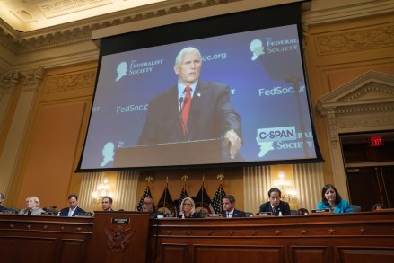 Bir monitör, eski ABD Başkan Yardımcısı Mike Pence'i, 16 Haziran 2022'de Washington, DC, ABD'deki Capitol Hill'de ABD Kongre Binası'na 6 Ocak'ta Düzenlenen Saldırıyı Soruşturmak için Meclis Seçim Komitesi'nin halka açık bir duruşması sırasında gösteriyor. en az altı halka açık duruşma.  6 Ocak Meclis seçim komitesi oturumları, Washington, ABD - 16 Haziran 2022