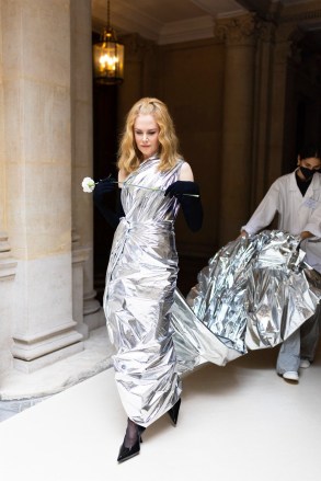 Paríž, Francúzsko – *EXKLUZÍVNE* – Pre Nemecko Výzva na stanovenie cien – V zákulisí Haute Couture F/W 2022-2023 "Balenciaga" Módna prehliadka v Paríži.  Na snímke: Nicole Kidman BACKGRID USA 6. júla 2022 PODĽA RIADKU SI MUSÍTE PREČÍTAŤ: NAJLEPŠÍ OBRÁZOK / BACKGRID USA: +1 310798 9111 / usasales@backgrid.com Veľká Británia: +44208344 2007 / uksales@backgrid children, PUK CUSTAIN children - PUKOVÉ COUSTAINS pred odoslaním príspevku odrežte tvár *