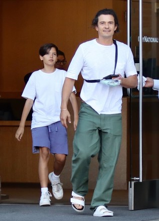 Beverly Hills, CA - *EXCLUSIVE* Orlando Bloom and his son Flynn Christopher were spotted leaving the Bank while running errands together in Beverly Hills.  Pictured: Orlando Bloom, Flynn Christopher BACKGRID USA 26 SEPTEMBER 2022 BYLINE MUST READ: RMLA / BACKGRID USA: +1 310 798 9111 / usasales@backgrid.com UK: +44 208 344 2007 / griuksales.com *UK customers@ backgrid.com Children please include pixelated face before publication*