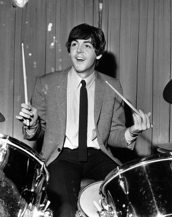 The Beatles - Paul McCartney Old Peak Beatlemania