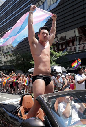 Schuyler Bailar 作为大元帅参加了 2022 年 6 月 26 日星期日在纽约市举行的一年一度的纽约市骄傲游行。一年一度的 LGBTQ 骄傲庆祝活动今年恢复满负荷由于 COVID-19 大流行而在 2020 年被取消并在 2021 年减少。（摄影：Andrew Schwartz）The New York City Pride 2022 年 3 月，美国纽约州 - 2022 年 6 月 26 日