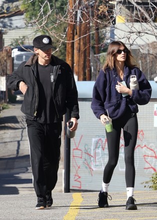 Los Feliz, CA - *EXCLUSIVE* Kaia Gerber and Austin Butler keep a low profile as they go out for a juice drink together in Los Feliz.  The couple were spotted on a causal outing after Kaia supported the Elvis star as he hosted SNL this past weekend in NYC.  Pictured: Kaia Gerber, Austin Butler BACKGRID USA 21 DECEMBER 2022 BYLINE MUST READ: Bruce / BACKGRID USA: +1 310 798 9111 / usasales@backgrid.com UK: +44 208 344 2007 / uksales@backgrid.com *UK Clients - Pictures Containing Children Please Pixelate Face Prior To Publication*