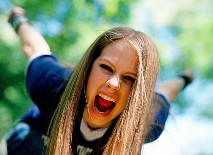 Penyanyi LAVIGNE Avril Lavigne memberi isyarat selama sesi foto di Central Park New York.  Kumpulan penyanyi-penulis lagu wanita baru seperti Lavigne menantang anggapan bahwa Anda harus telanjang pusar dan meliuk-liuk dengan pakaian ketat untuk menjadi seksi.  Selama setahun terakhir, artis seperti Pink, Michelle Branch, Vanessa Carlton dan Lavigne telah mendominasi tangga lagu dengan menempatkan fokus pada musik mereka, dan bukan penampilan merekaMUSIC AVRIL LAVIGNE, NEW YORK, AS