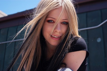 Penyanyi Avril Lavigne berpose di atas atap di Union Square di New YorkAVRIL LAVIGNE, NEW YORK, AS