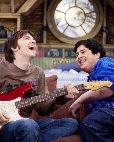 PECK BELL Drake Bell, left, and Josh Peck joke around on the set of the new children's television show "Drake & Josh," at the Nickelodeon Studios in Los Angeles, . Peck and Bell play a couple of reluctant stepbrothers thrown together in the show airing 7 p.m. EDT Saturdays and 7:30 p.m. Sundays
TV DRAKE & JOSH, LOS ANGELES, USA