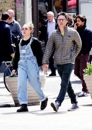 Zach Braff is spotted hand-in-hand with new girlfriend, Florence Pugh after having lunch in Downtown Manhattan. Pictured: Florence Pugh, Zach BraffRef: SPL5079533 120419 NON-EXCLUSIVEPicture by: Joker / SplashNews.comSplash News and PicturesUSA: +1 310- 525-5808London: +44 (0)20 8126 1009Berlin: +49 175 3764 166photodesk@splashnews.comWorld Rights