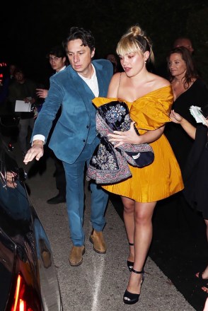 Oscar nominee Florence Pugh is seen stunning as she leaves with boyfriend Zach Braff at the WME Oscar party.  07 Feb 2020 Pictured: Florence Pugh and Zach Braff.  Photo credit: 007 / MEGA TheMegaAgency.com +1 888 505 6342 (Mega Agency TagID: MEGA604748_003.jpg) [Photo via Mega Agency]