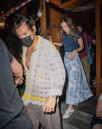 Harry styles and Olivia Wilde go for a date night in New York City at RubiRosa Pizza BarPictured: Harry styles,Olivia WildeRef: SPL5333391 190822 NON-EXCLUSIVEPicture by: WavyPeter / SplashNews.comSplash News and PicturesUSA: +1 310-525-5808London: +44 (0)20 8126 1009Berlin: +49 175 3764 166photodesk@splashnews.comWorld Rights
