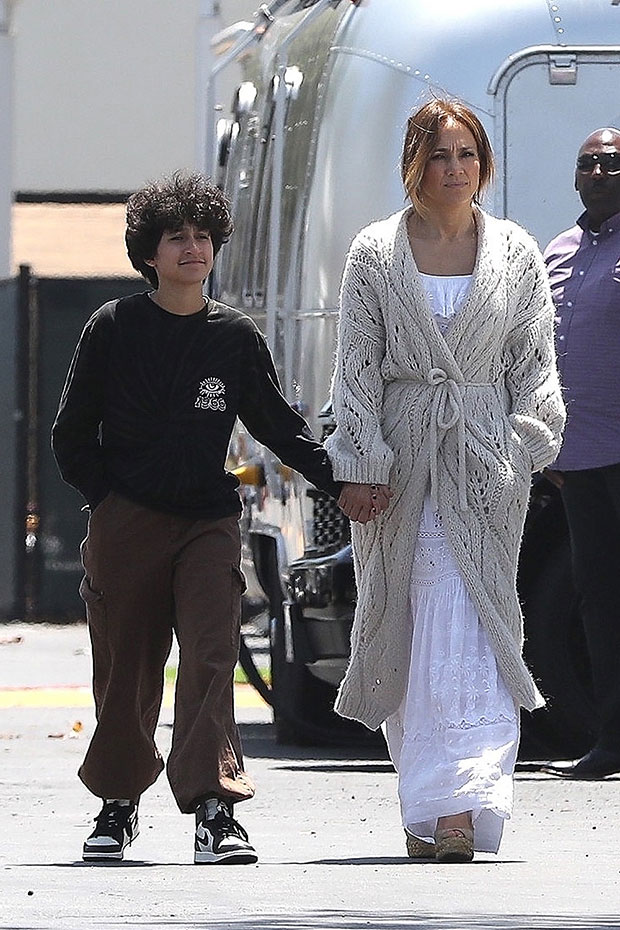 Jennifer Lopez & Daughter Emme, 14, Hold Hands As They Visit Ben