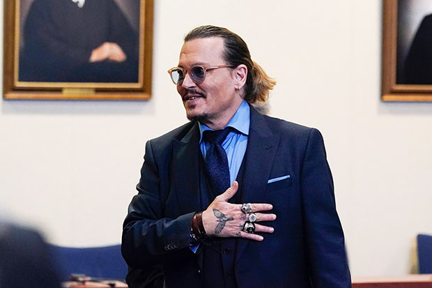 Johnny Depp, Gösteriden Sonra Hayranlarıyla Kopmuş Parmağı Hakkında Şakalar Yaptı – Hollywood Life