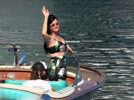 Capri, ITALY - *EXCLUSIVE* - Katy Perry showcases her stunning figure as she films with director Paolo Sorrentino for the new Dolce & Gabbana commercial in Capri, Italy.Pictured: Katy Perry BACKGRID USA 16 JULY 2022 BYLINE MUST READ: COBRA TEAM / BACKGRIDUSA : +1 310 798 9111 / usasales@backgrid.comUK: +44 208 344 2007 / uksales@backgrid.com*UK Clients - Pictures Containing ChildrenPlease Pixelate Face Prior To Publication*