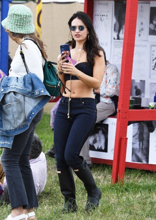 Glastonbury, UNITED KINGDOM  - British Actress Lily James shows off her fashion sense spotted at the Glastonbury Festival.Pictured: Lily JamesBACKGRID USA 24 JUNE 2022 USA: +1 310 798 9111 / usasales@backgrid.comUK: +44 208 344 2007 / uksales@backgrid.com*UK Clients - Pictures Containing ChildrenPlease Pixelate Face Prior To Publication*