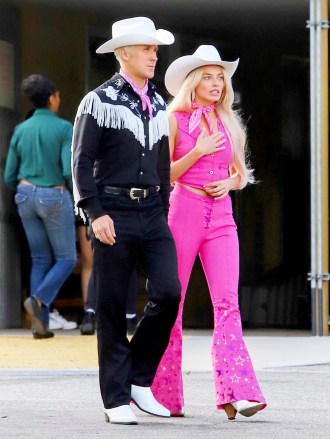Margot Robbie and Ryan Gosling seen together filming scenes for the new Barbie movie. 22 Jun 2022 Pictured: Ryan Gosling and Margot Robbie Barbie. Photo credit: APEX / MEGA TheMegaAgency.com +1 888 505 6342 (Mega Agency TagID: MEGA871009_011.jpg) [Photo via Mega Agency]